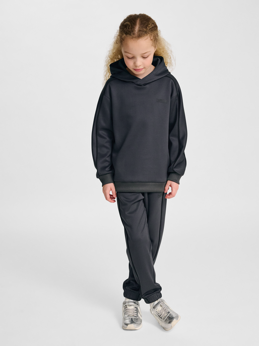 hmlJR INTERLOCK HOODIE, EBONY, model