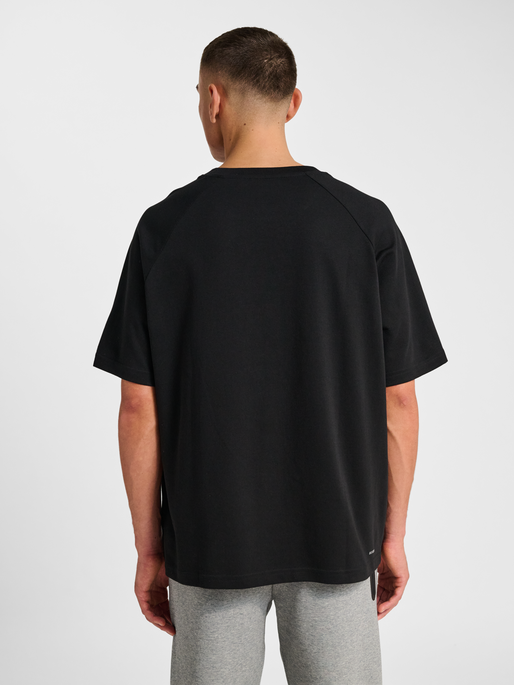 hmlTECH LOOSE T-SHIRT, BLACK, model