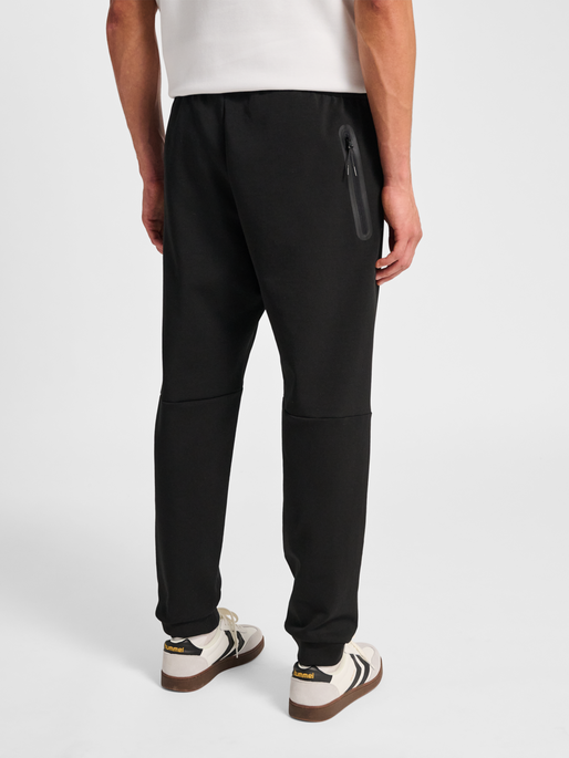 hmlTECH FLEECE REGULAR PANTS, BLACK, model