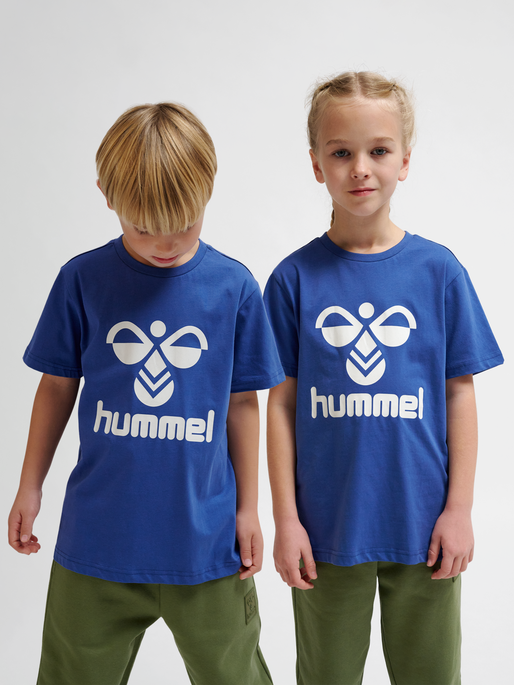 hmlTRES T-SHIRT S/S, TRUE NAVY, model