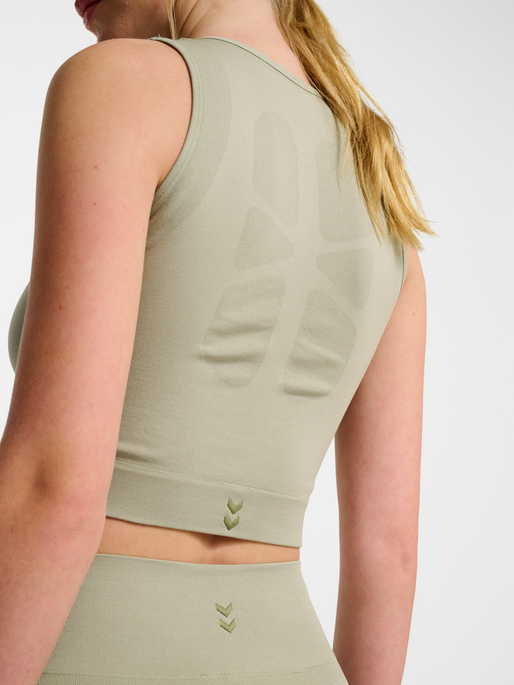 hmlHIIT SEAMLESS W TOP, SEAGRASS, model