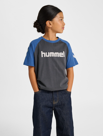 hmlJR LOGO T-SHIRT S/S, EBONY, model