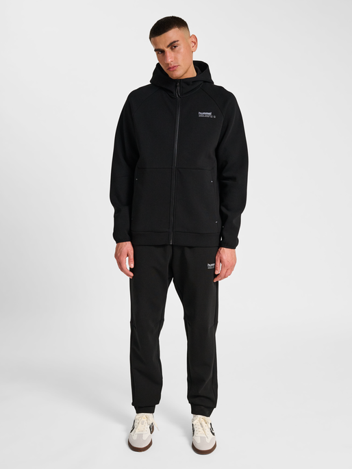 hmlTECH FLEECE REGULAR ZIP HOODIE, BLACK, model