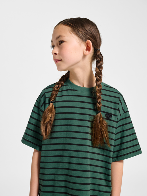 hmlJR LOOSE STRIPED T-SHIRT S/S BEE, SMOKE PINE, model
