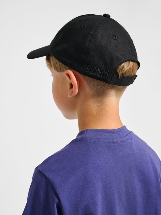 hmlJR BASEBALL BADGE CAP, BLACK, model