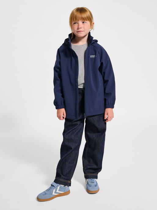 hmlJR LOOSE SOFTSHELL JACKET, BLACK IRIS, model