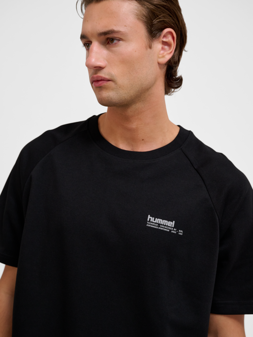 hmlTECH LOOSE T-SHIRT, BLACK, model