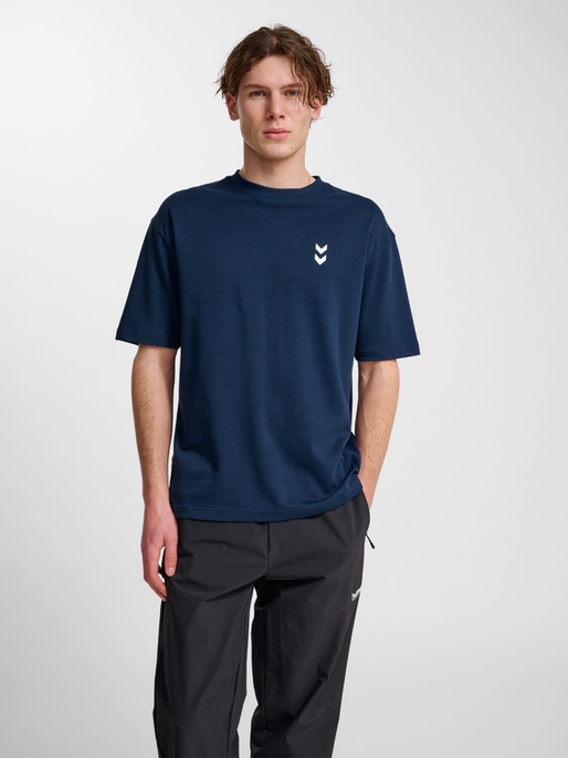 hmlHIIT LOOSE T-SHIRT S/S, DRESS BLUES, model