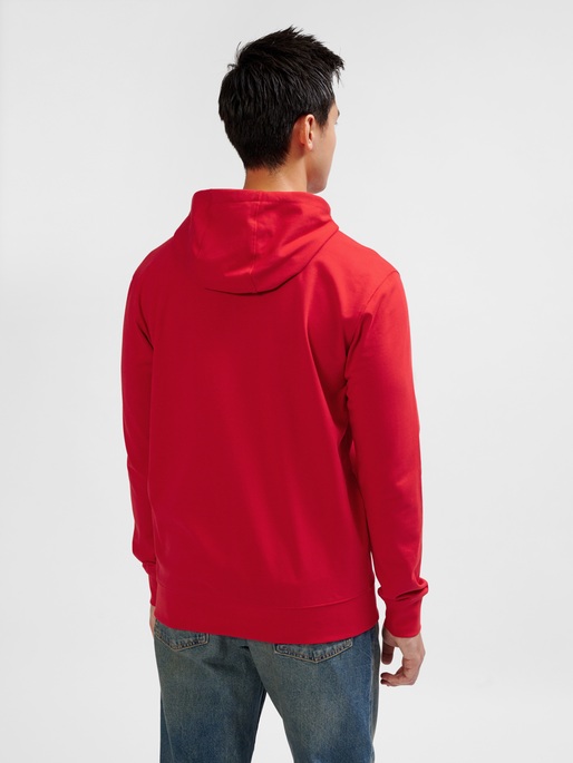 hmlGO 2.0 LOGO HOODIE, TRUE RED, model