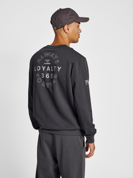 hmlLGC LOYALTY SWEATSHIRT, 2033, model