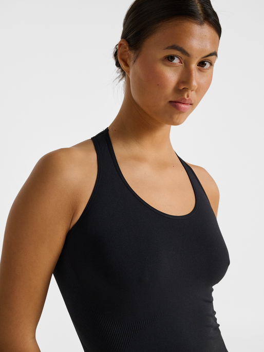 hmlTIF SEAMLESS TOP, BLACK, model