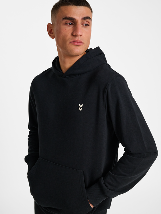 hmlPULSE SWEAT HOODIE, BLACK, model