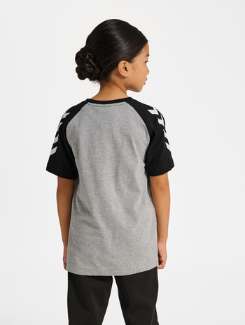 hmlJR LOGO T-SHIRT S/S, GREY MELANGE, model