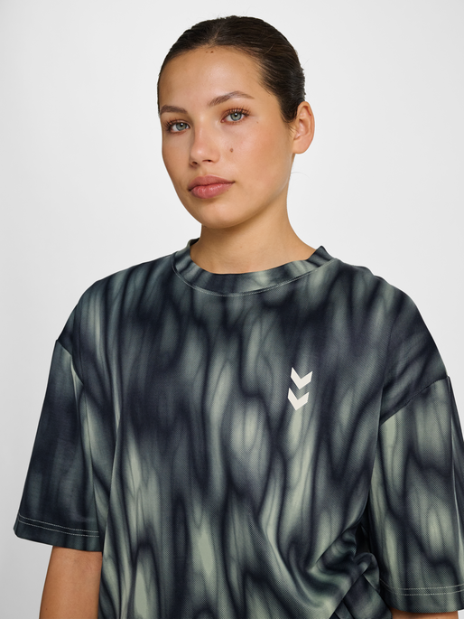 hmlHIIT AOP LOOSE T-SHIRT S/S, SEAGRASS, model