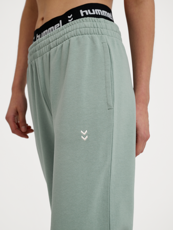 hmlPULSE W SWEAT PANTS, CHINOIS GREEN, model