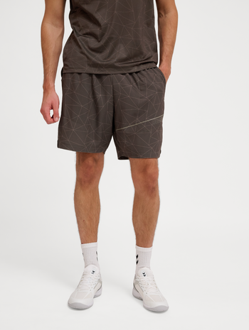 hmlCOURT AOP POCKET SHORTS, TURKISH COFFEE, model