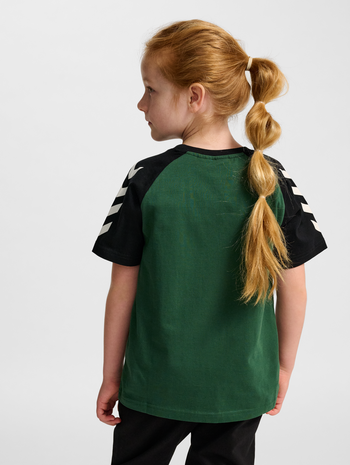 hmlJR LOGO T-SHIRT S/S, DARK GREEN, model