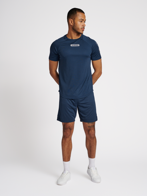 hmlTE TIHALT T-SHIRT, INSIGNIA BLUE, model