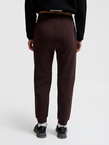 hmlTECH FLEECE REGULAR PANTS, CHOCOLATE PLUM, model