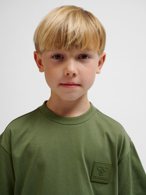 hmlCLEAN T-SHIRT S/S, OLIVINE, model