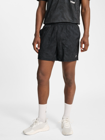 hmlPULSE AOP WORKOUT SHORTS, BLACK/EBONY, model
