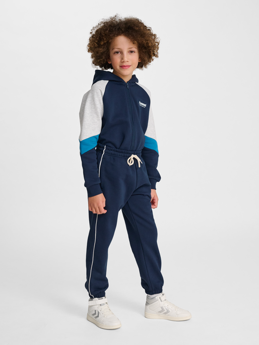 hmlJR LOOSE SWEATPANT PIPING, DRESS BLUES, model