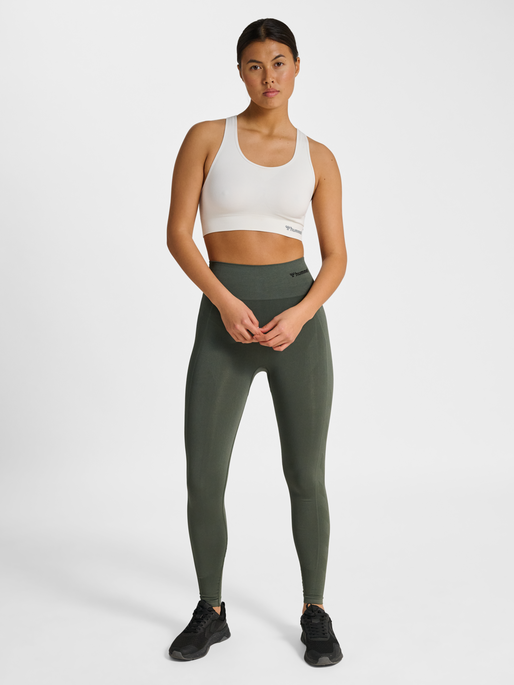 hmlTIF SEAMLESS SPORTS TOP, WHITE, model