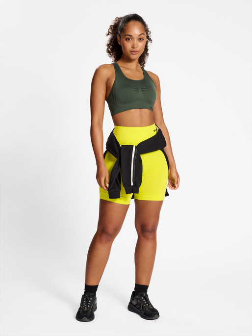 hmlMT SHAPING SEAMLESS SPORTS TOP, CLIMBING IVY, model
