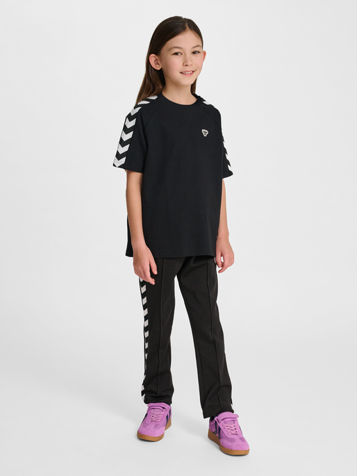 hmlJR ARCHIVE LOOSE T-SHIRT S/S, BLACK, model