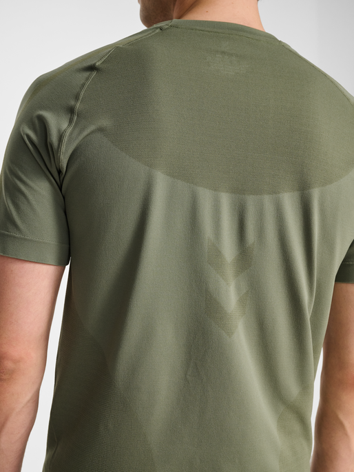 hmlHIIT SEAMLESS T-SHIRT S/S, DEEP LICHEN GREEN, model