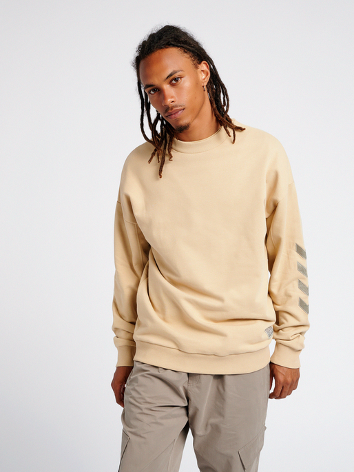 hmlURBAN SWEATSHIRT, 8002, model