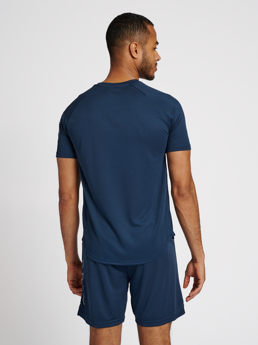hmlTE TIHALT T-SHIRT, INSIGNIA BLUE, model