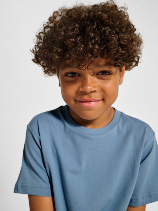 hmlPRINT T-SHIRT S/S, FADED DENIM, model