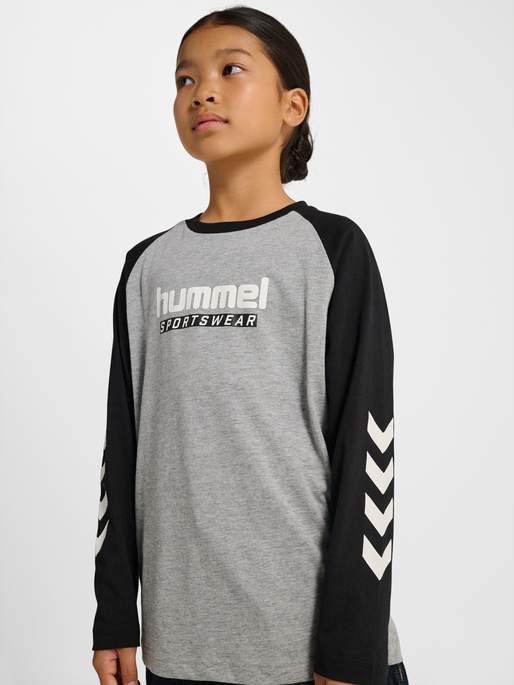 hmlJR LOGO T-SHIRT L/S, GREY MELANGE, model