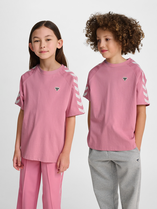 hmlJR ARCHIVE LOOSE T-SHIRT S/S, POLIGNAC, model