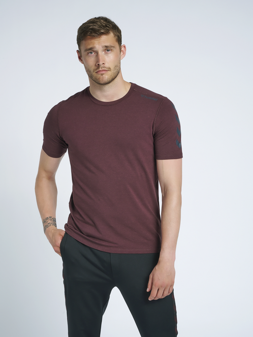 hmlMACE T-SHIRT, FUDGE, model