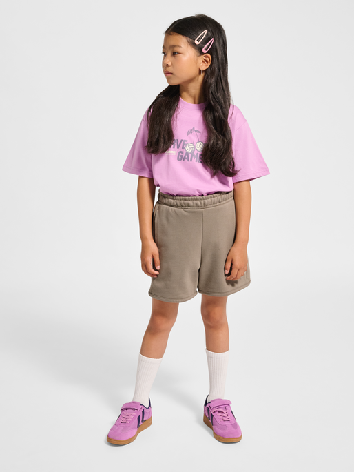 hmlJR LOOSE UNI SHORTS, ROCK RIDGE, model