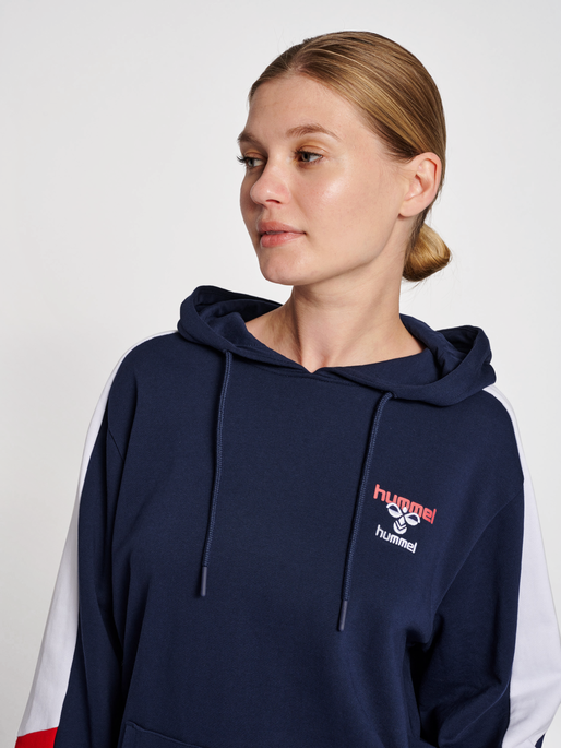 hmlIC CLAUDE HOODIE, 7666, model