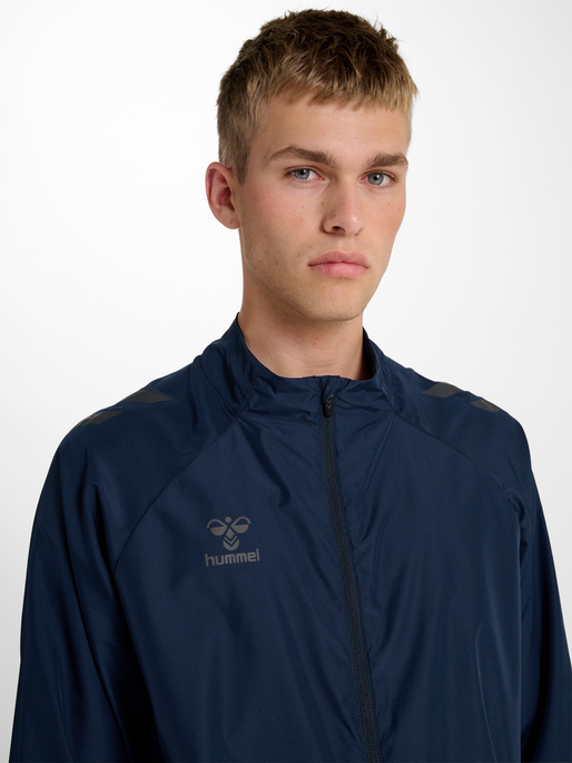 hmlPRO TRAINING LIGHTWEIGHT JACKET, MARINE, model