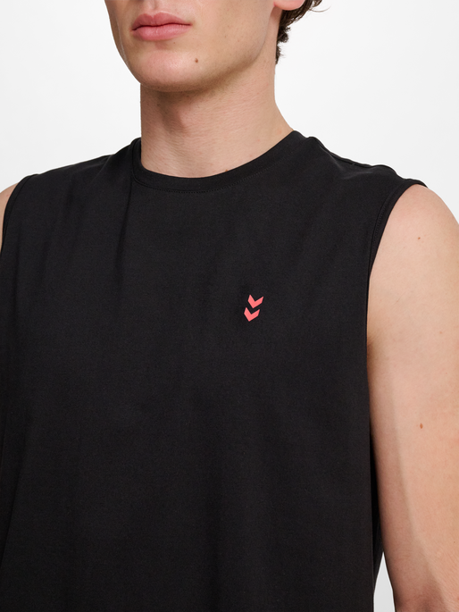 hmlHIIT MUSCLE TANK TOP, BLACK, model