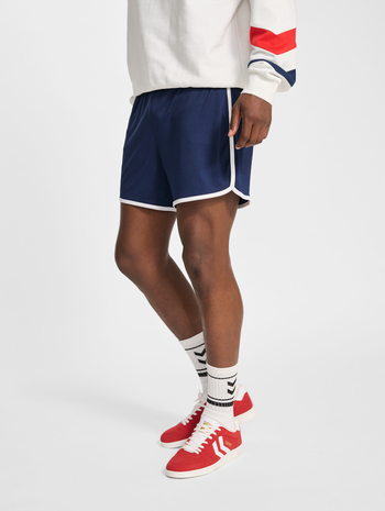 hmlPULSE RETRO SHORTS, DRESS BLUES, model