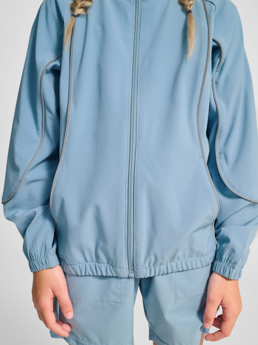 hmlJR WOVEN ZIP JACKET, FADED DENIM, model