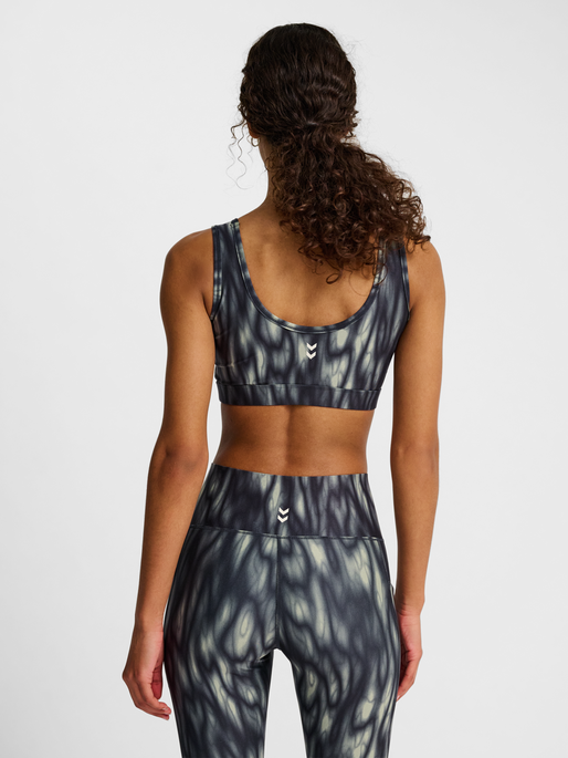 hmlHIIT AOP INTENSITY BRA, SEAGRASS, model