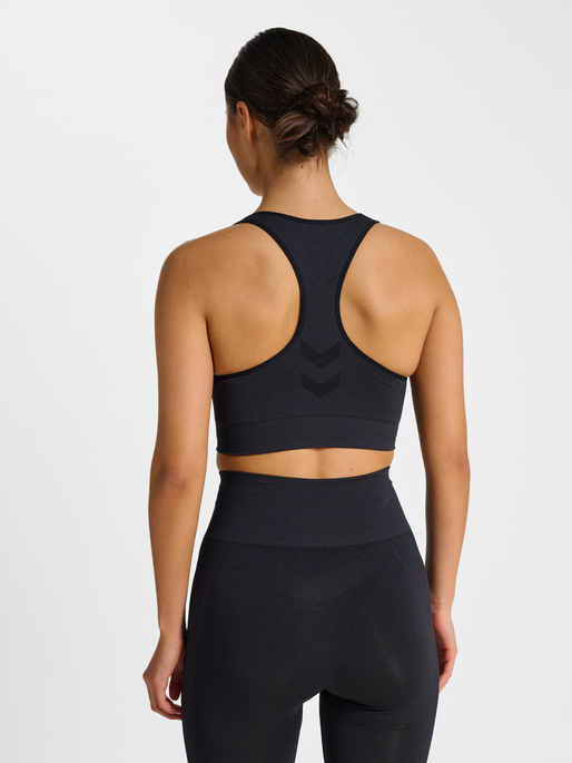 hmlTIF SEAMLESS SPORTS TOP, BLACK, model