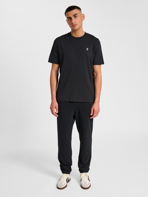 hmlPULSE T-SHIRT, BLACK, model