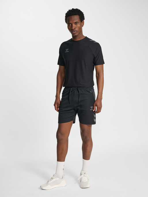 hmlCIMA 2.0 SHORTS, BLACK, model