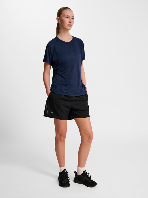 nwlBEAT W T-SHIRT, BLACK IRIS, model