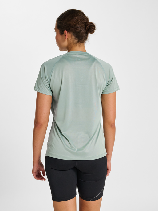 nwlBEAT W T-SHIRT, GREEN MILIEU, model