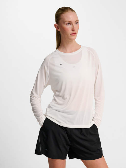 nwlBEAT W T-SHIRT L/S, WHITE, model