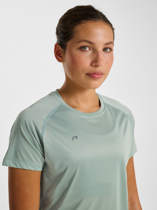 nwlBEAT W T-SHIRT, GREEN MILIEU, model